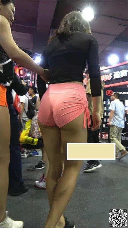 運動產品展銷會内的兩個火熱女郎[20P]