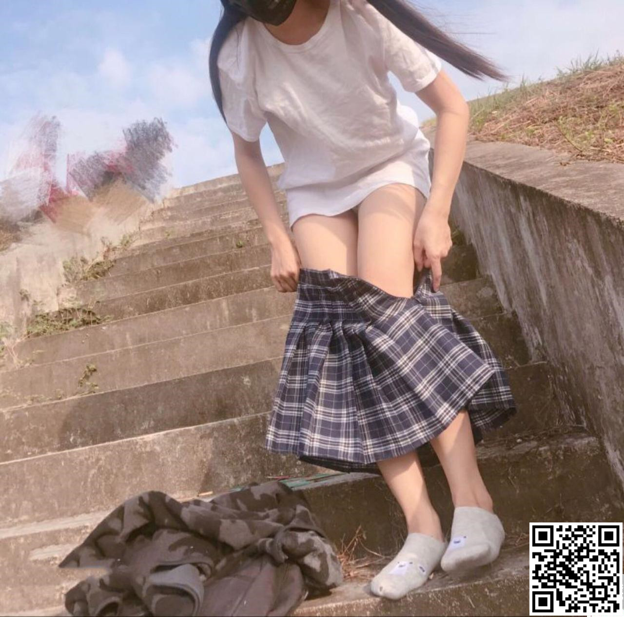 脱衣服准备去干嘛摸摸逼逼逼湿透了?奶子还不够大！[18P]