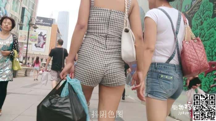 超短吊带热裤少妇，身材很好，依然很翘[10P]