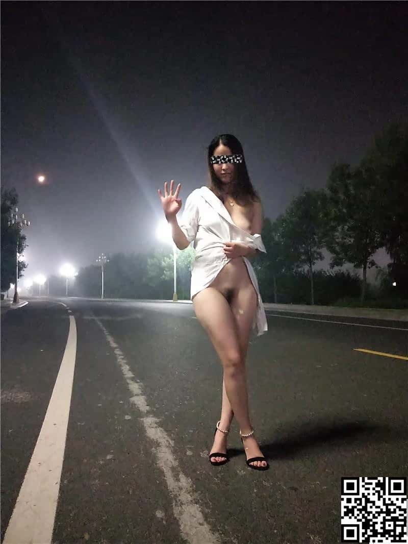 下飞机后直接去路边露出。听说骚货跟秋夜更配哦。[17P]