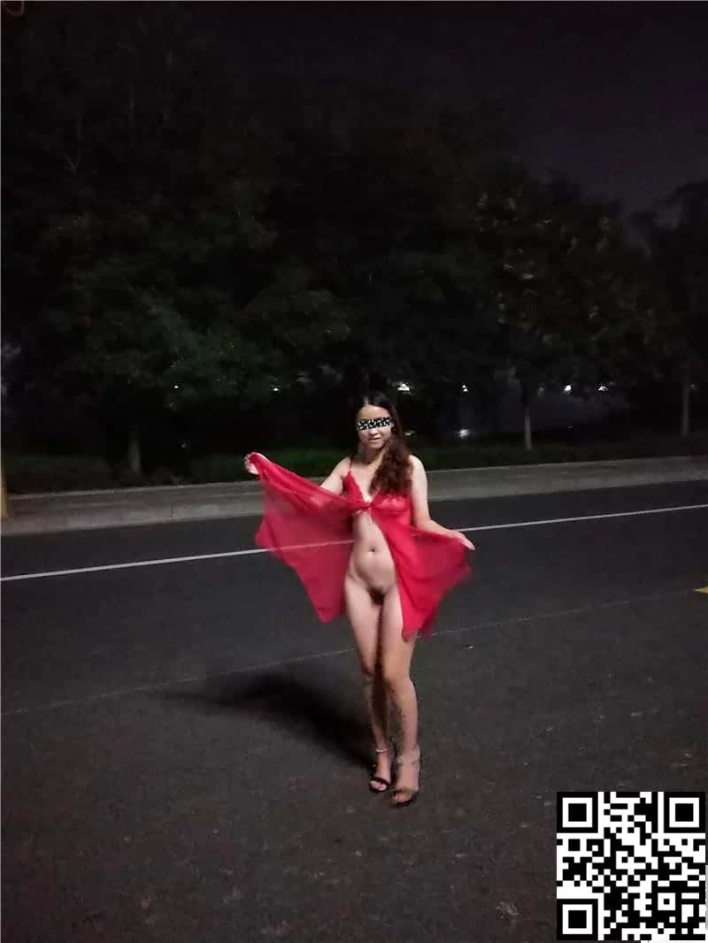 下飞机后直接去路边露出。听说骚货跟秋夜更配哦。[17P]