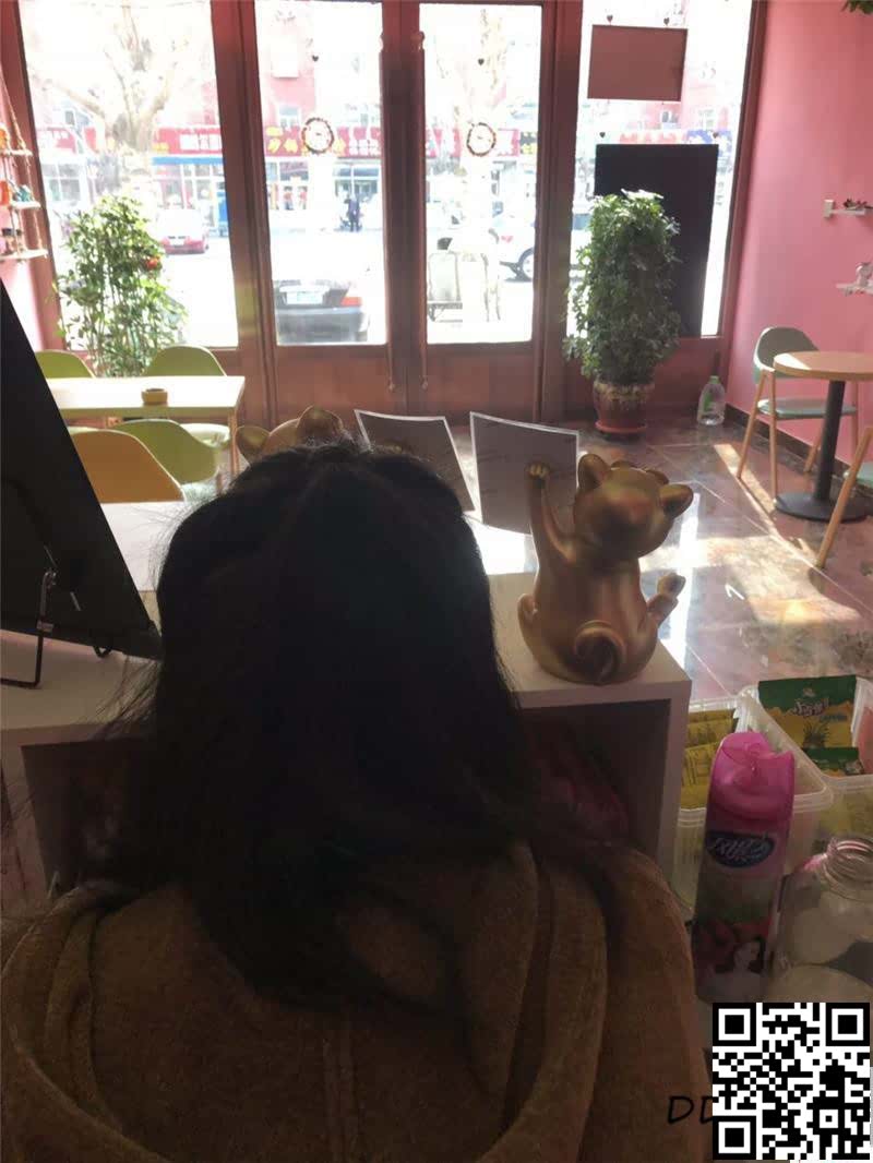 大清早趁情人老公出门洗车欲火难耐闯入她店中在吧台让鸡巴射了一发[19P]