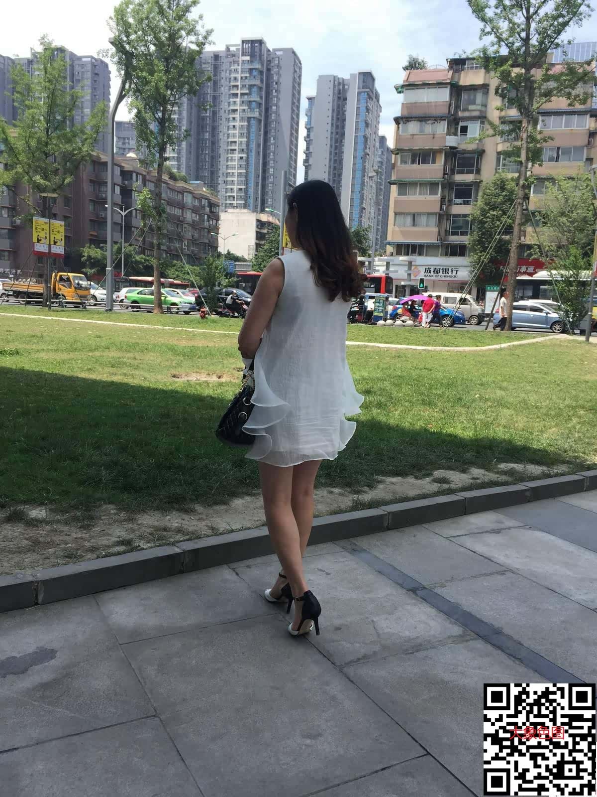 街拍性感高跟白纱短裙少妇[24P]