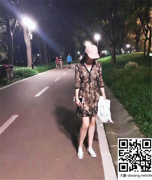 女神不穿內衣只穿裙子方便她在人來人往的公園拍胸拍穴[11P]