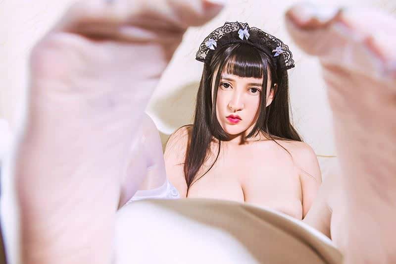 黑丝学生妹大晗手掩豪乳让人心动