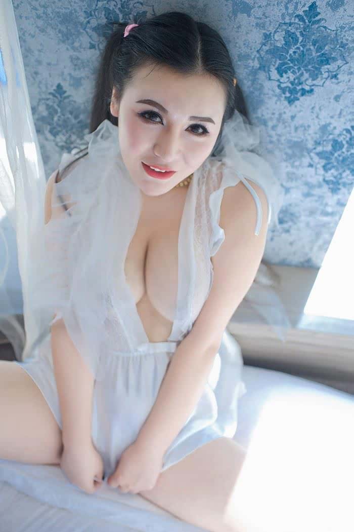 巨乳少妇伊若前凸后翘身材一流