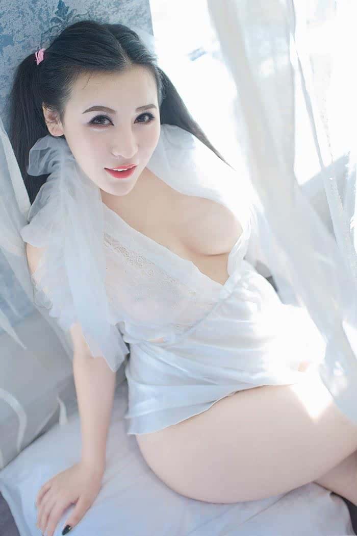 巨乳少妇伊若前凸后翘身材一流