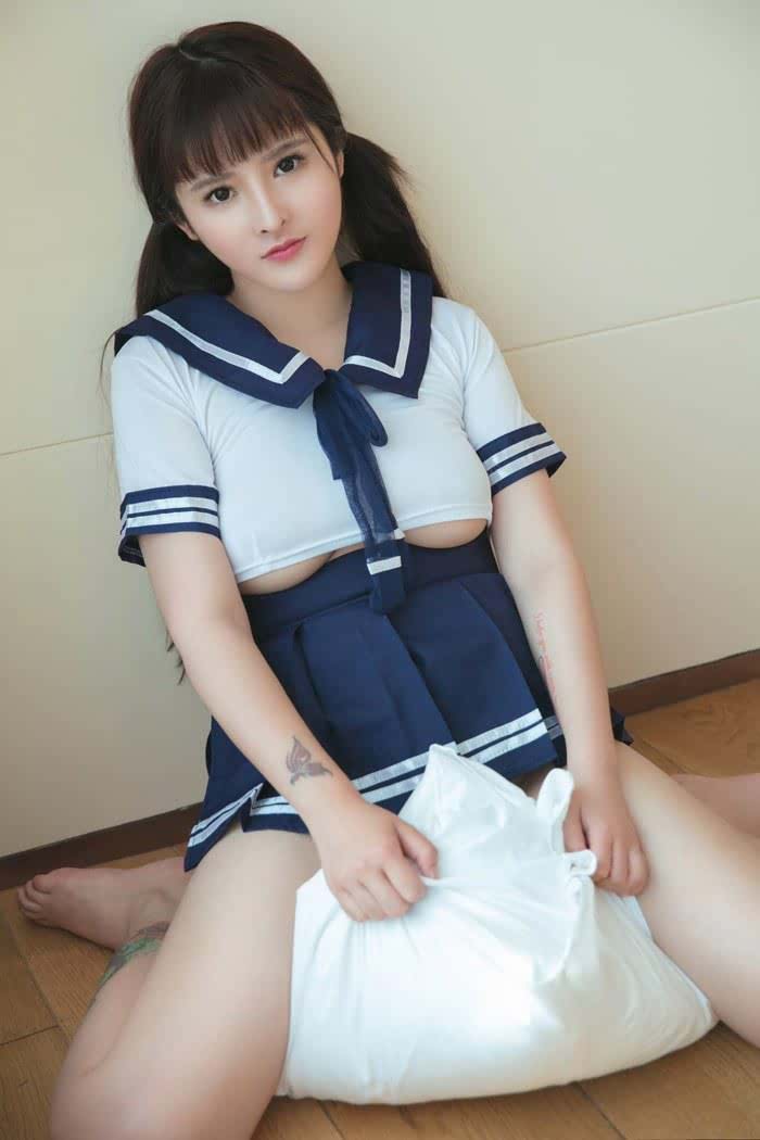 宅男女神杨漫妮制服秀丰乳肥臀看点足