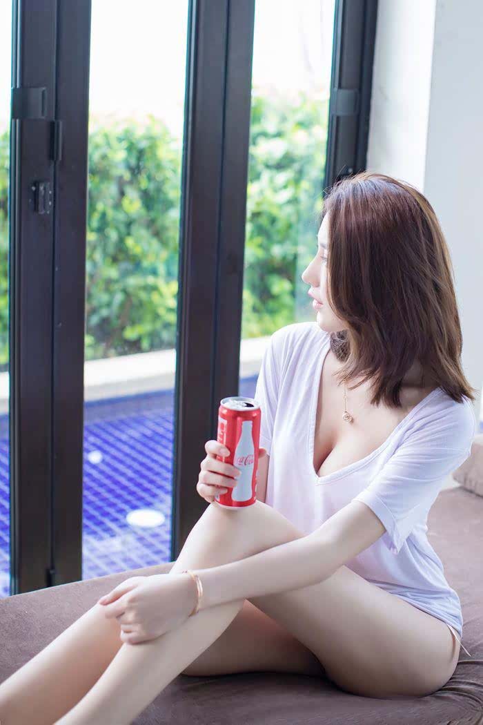 清纯少女刘奕宁Lynn酥胸覆白色内衣