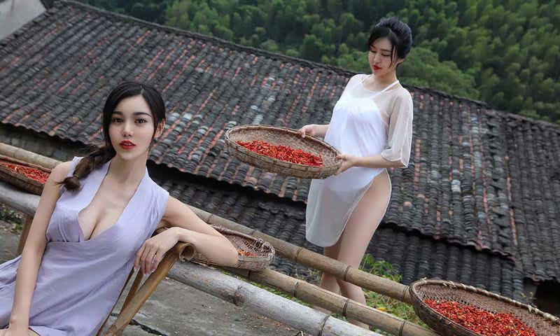 妹子中秋下乡发福利美胸美腿送不停