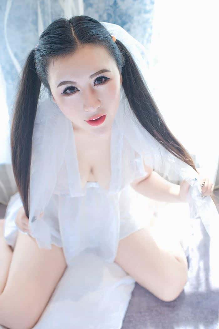 巨乳少妇伊若前凸后翘身材一流