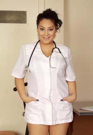 Mature chubby nurse Kiki sheds lab coat to spread naked in the exam room