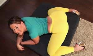 Thick solo model free her big fat ass from bright yellow yoga pants