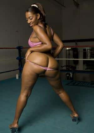 Black MILF exposing her gorgeous booty in the boxing ring