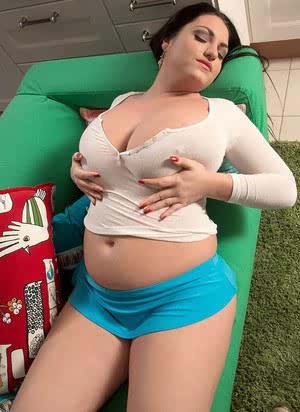 Huge titted hot fatty Juliana Simms wets her white t-shirt for a nipple view