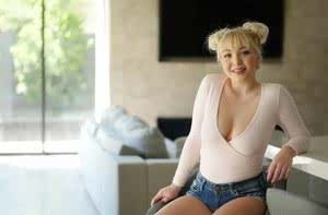 Cute plumper Velvet Rain removes jeans shorts from her big ass and bald pussy