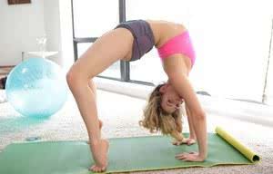 Blond teen exhibits her superior flexibility while getting banged on yoga mat