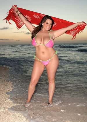 Big woman with great natural tits Taylor Steele strips on the beach