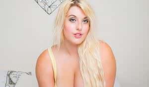 Blonde BBW Ellie strips down to her underwear in nude modeling premiere