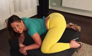 Thick solo model free her big fat ass from bright yellow yoga pants